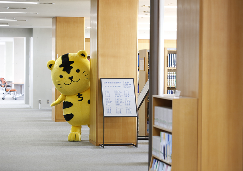 図書館で