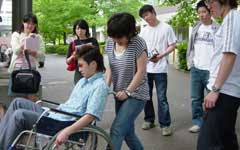 車椅子による現地調査(内藤研究室)
