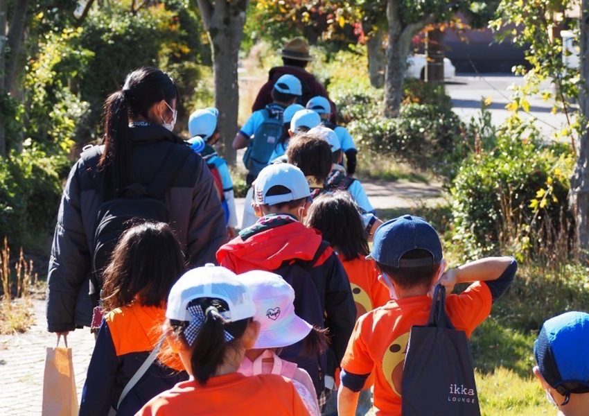 子どもたちを引率する高井さん