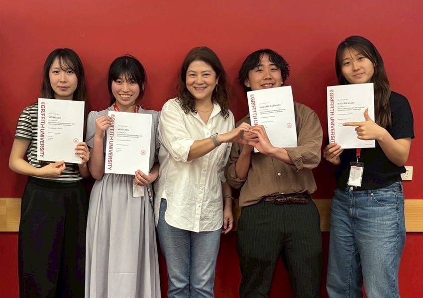 研修の修了証書を受け取る森さん