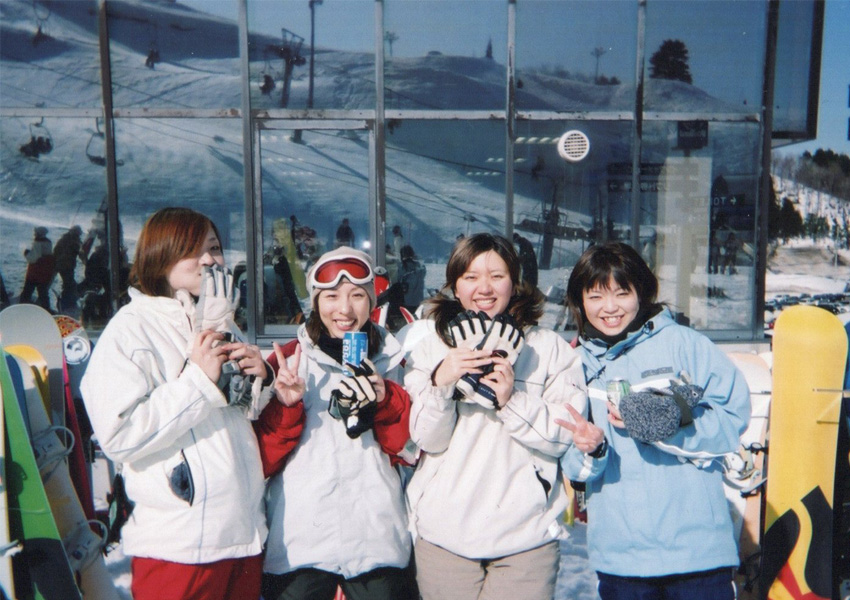 大学卒業時のスノボ旅行（左から2番目が先生）