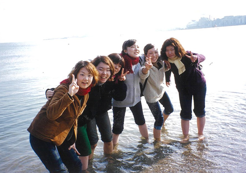 大学2年生時に友人と（右から2番目が先生）