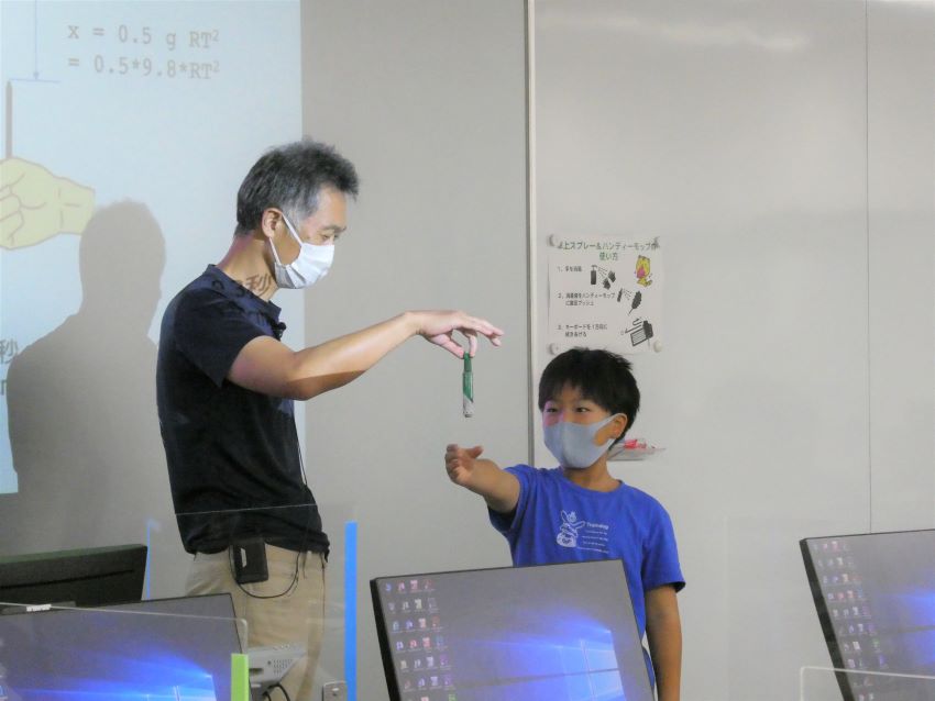 脳の体操!錯覚遊びと不思議な世界でボール投げ実験