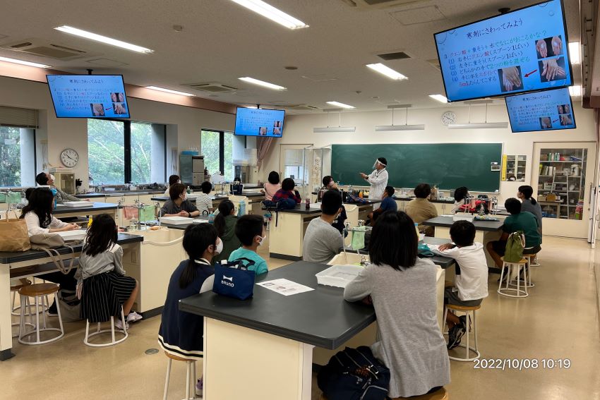 ジュニアセミナー科学実験工作当日の様子。