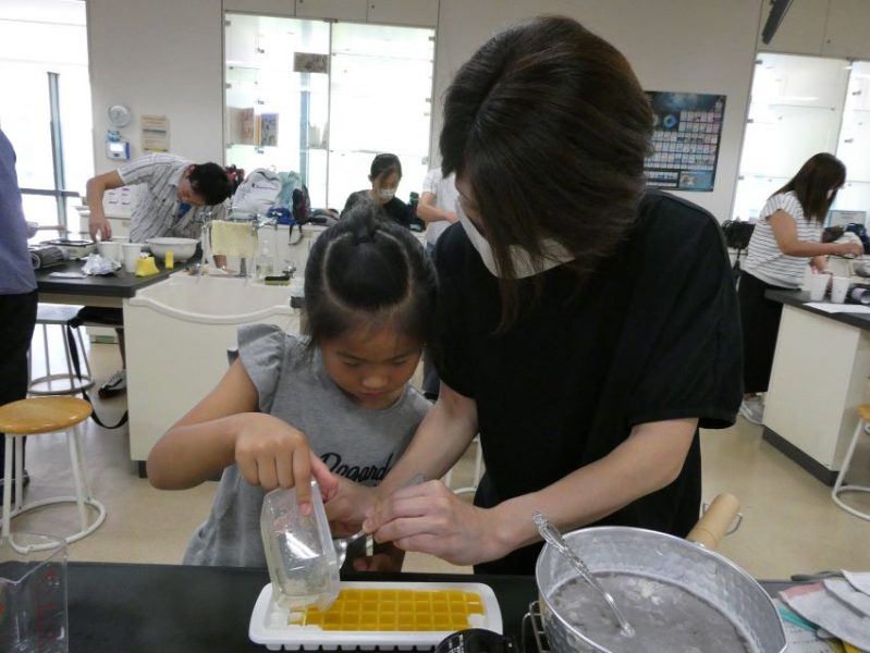親子でグミの型入れ