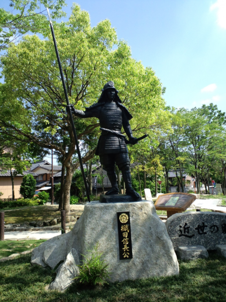 桶狭間公園の織田信長の像