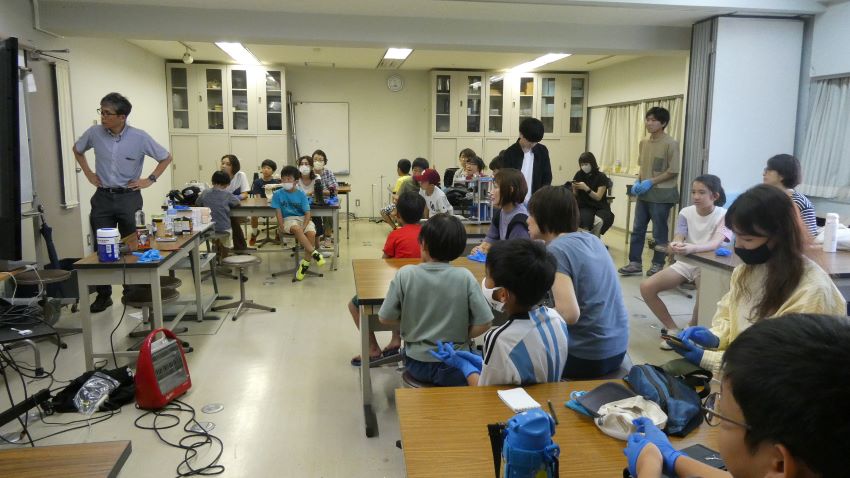 「エネルギーについて考え、みんなで発電してみよう」講座の様子1