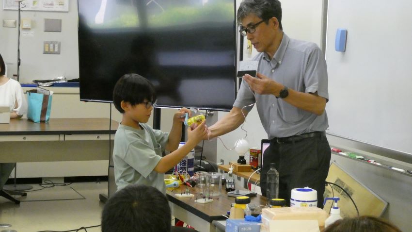 「エネルギーについて考え、みんなで発電してみよう」講座の様子2