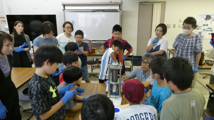 「エネルギーについて考え、みんなで発電してみよう」講座の様子4