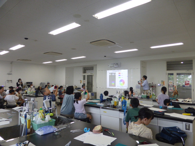 「光を虹色に分けてみよう」講座の様子1