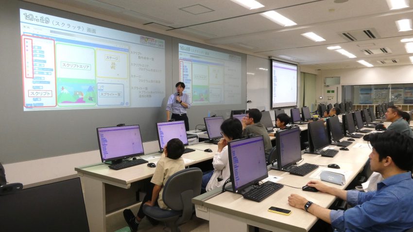 2025夏プログラミング講座 講義をする藤井先生