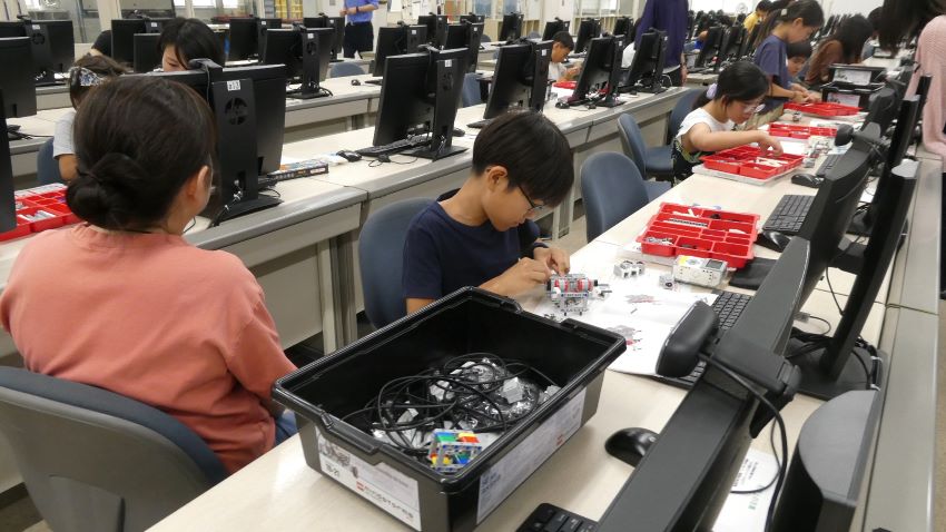 ロボットマスターロボット組み立て中