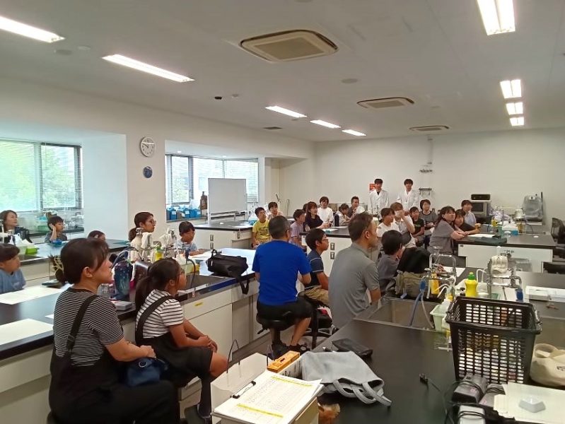 光と色の不思議を探る講座全体の様子
