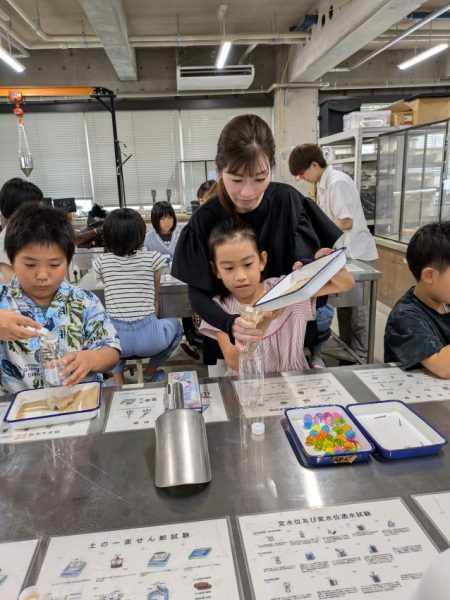 親子で液状化体験装置作成中1