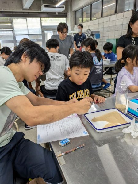 親子で液状化体験装置作成中2