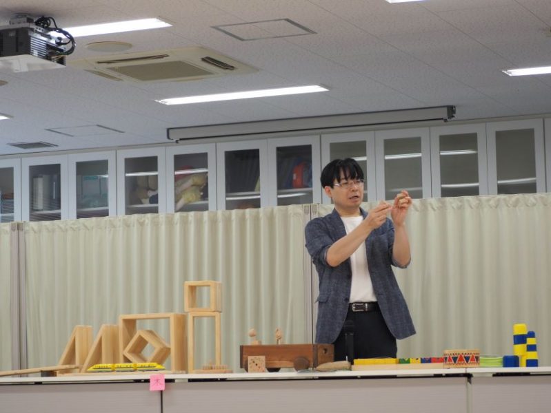 赤ちゃんのおもちゃの選び方について解説する千田先生