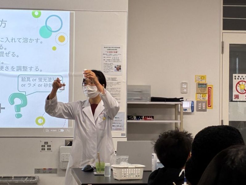 実験の説明をする守谷先生