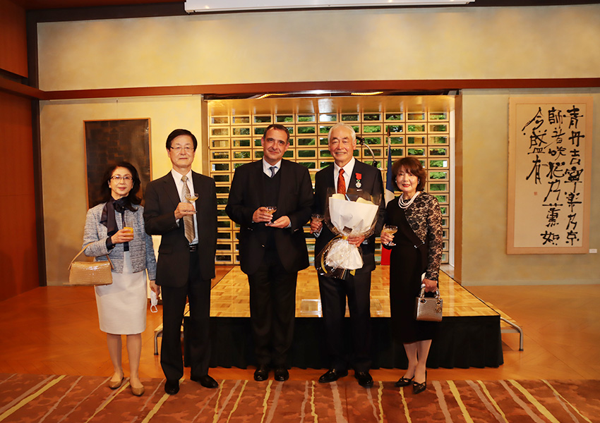 From left: Chubu University President Takeuchi and wife, French Ambassador to Japan Philippe Setton, Motojima and wife