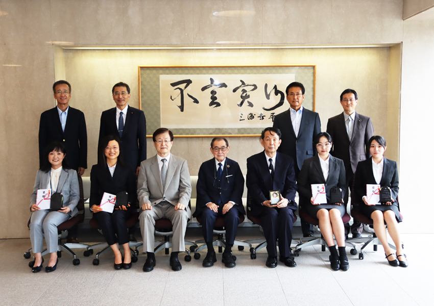 Commemorative photo after the award ceremony (Dr.Tsuchida is pictured in the front row, far left)