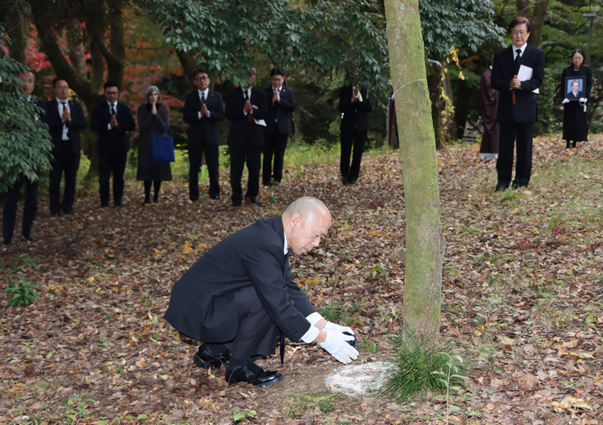 Mr. Akihisa Hamabuchi spreading ashes