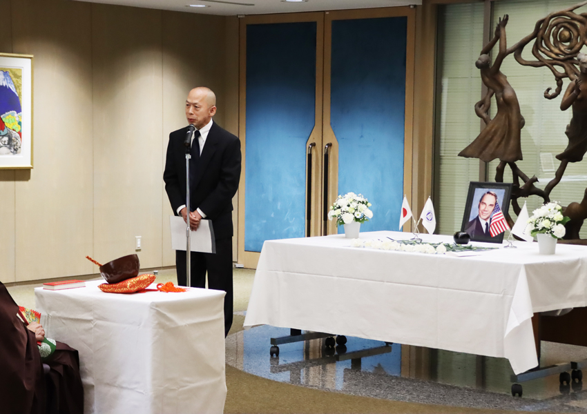 Mr. Akihisa Hamabuchi delivers words from the bereaved family