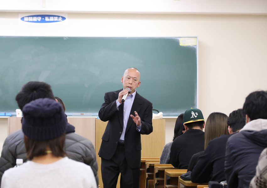 Mr. Akihisa Hamabuchi talking to students