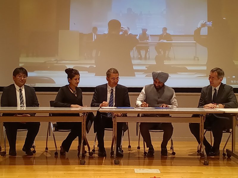 Chancellor Satnam Singh Sandhu (2nd from the right) signing the Letter of Intent