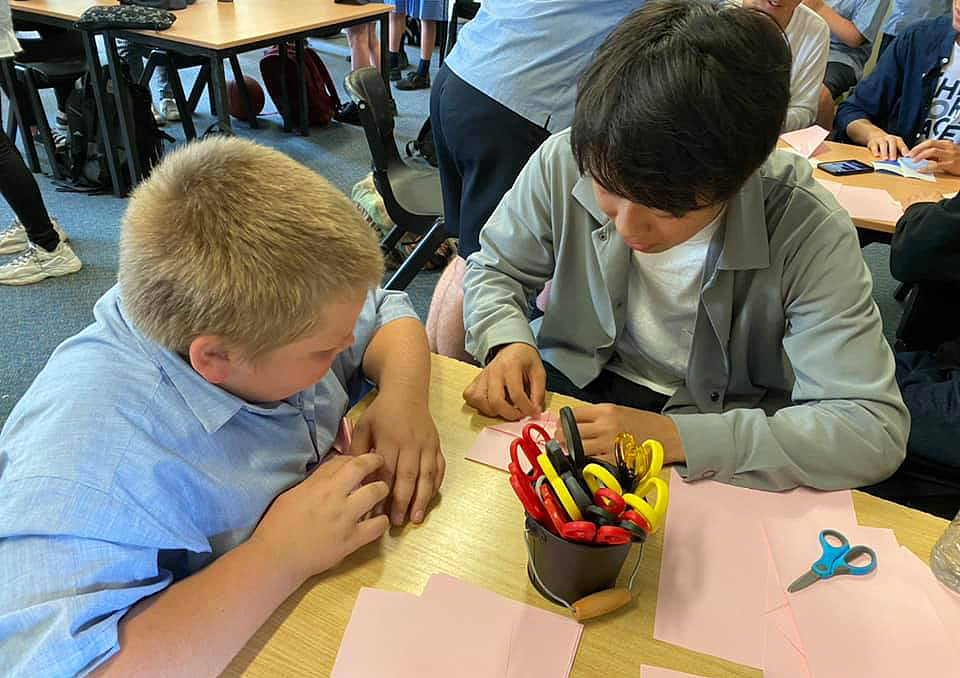 小学生に折り紙を教える（オーストラリア・ニューイングランド大学短期研修）