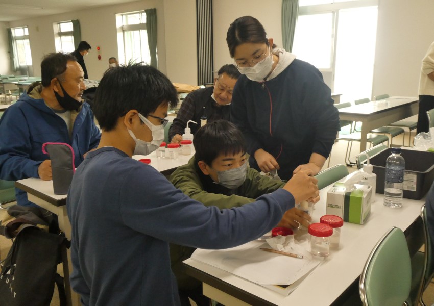 採水したサンプルのpHやECの測定