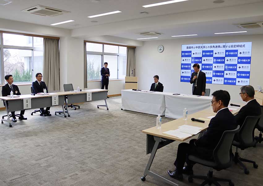あいさつする竹内学長