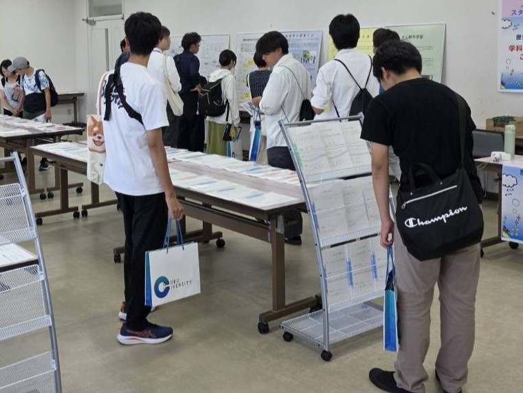 展示をみる来場者