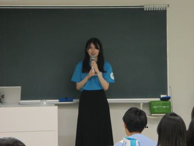 学生スタッフが説明