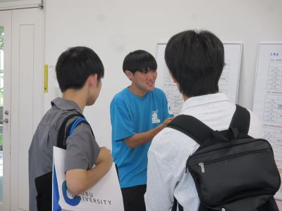 学生スタッフと来場者