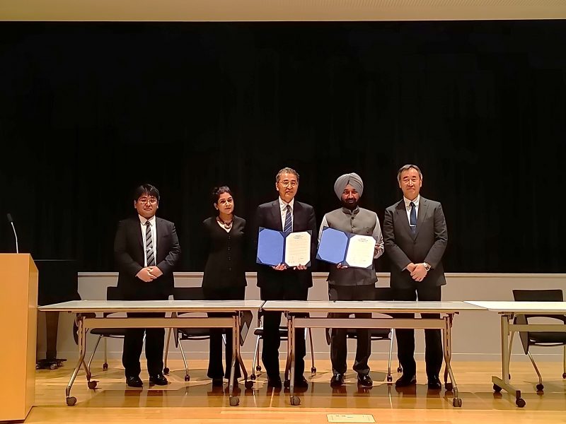 意向表明書を交換する磯谷桂介理事とSatnam Singh Sandhu総長