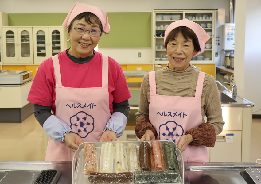 伝統料理からすみの試作品と恵那市役所農政課 食生活改善推進委員のお二人