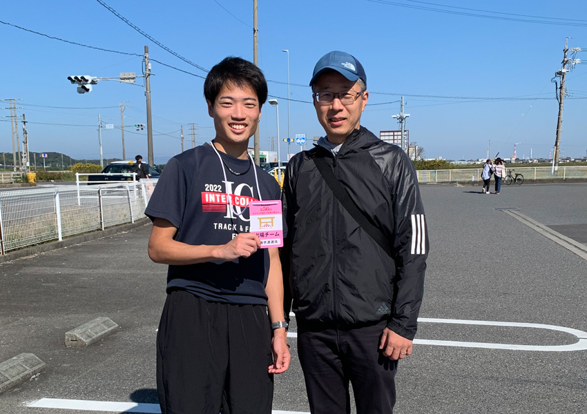 浅井選手（写真左）と伊藤守弘教授