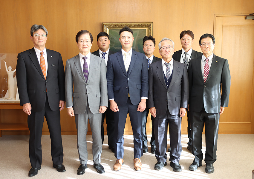 学園関係者と硬式野球部関係者での集合写真