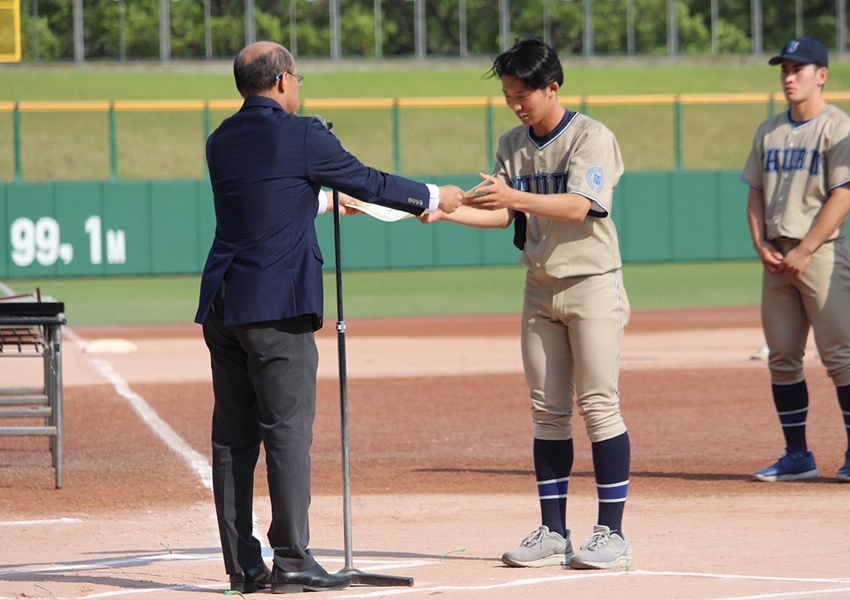 藤田選手賞状授与シーン