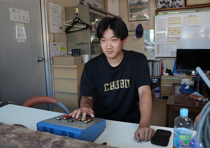 SBO表示をする硬式野球部員