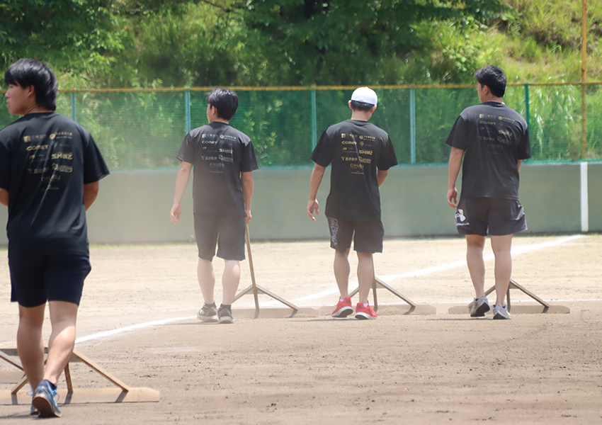 グラウンド整備を行う硬式野球部員