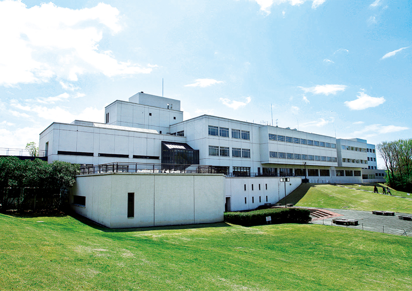 付属三浦記念図書館外観