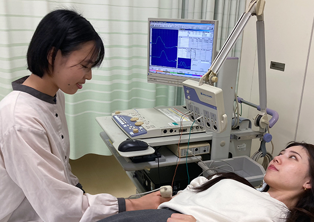 学生同士で測定のトレーニングもできます（神経伝導度速度検査）